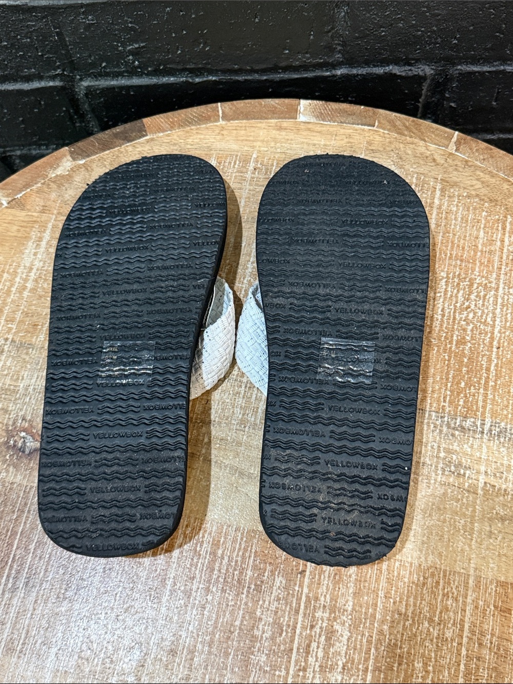 Yellow box flip flops - Picture 3 of 5